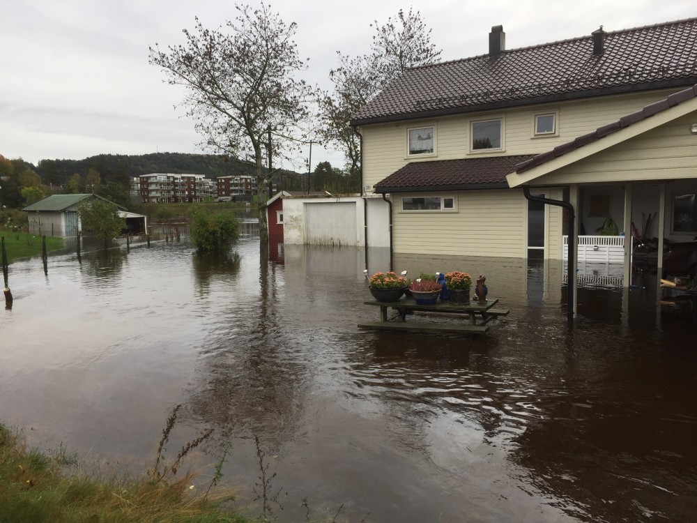 Elvevann helt inntil husene