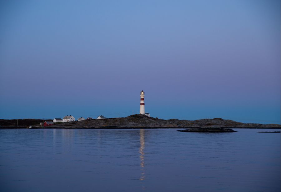 Blålys over Oksøy fyr.