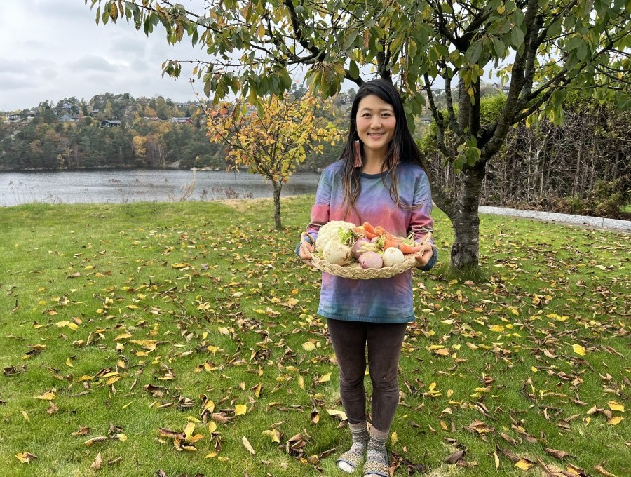 Nozomi Abiru viser frem overskuddsgrønnsaker