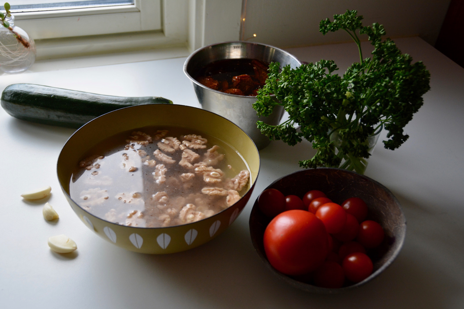 Ingredienser til bolognese på kjøkkenbenk