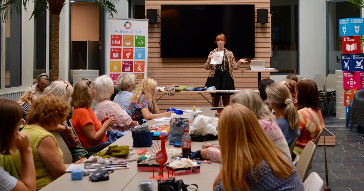 Eva Kittelsen på Bølgen foran forsamling av kvinner.