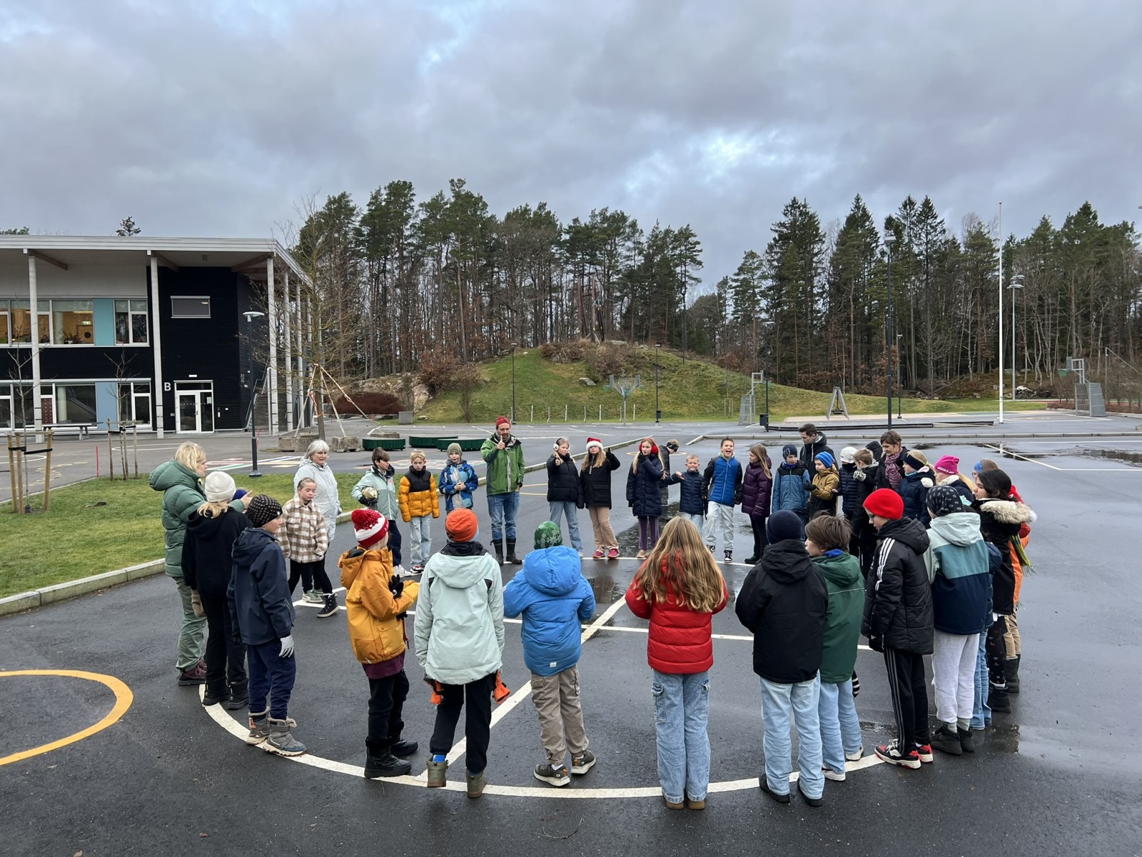 Elevene står i ring i skolegården