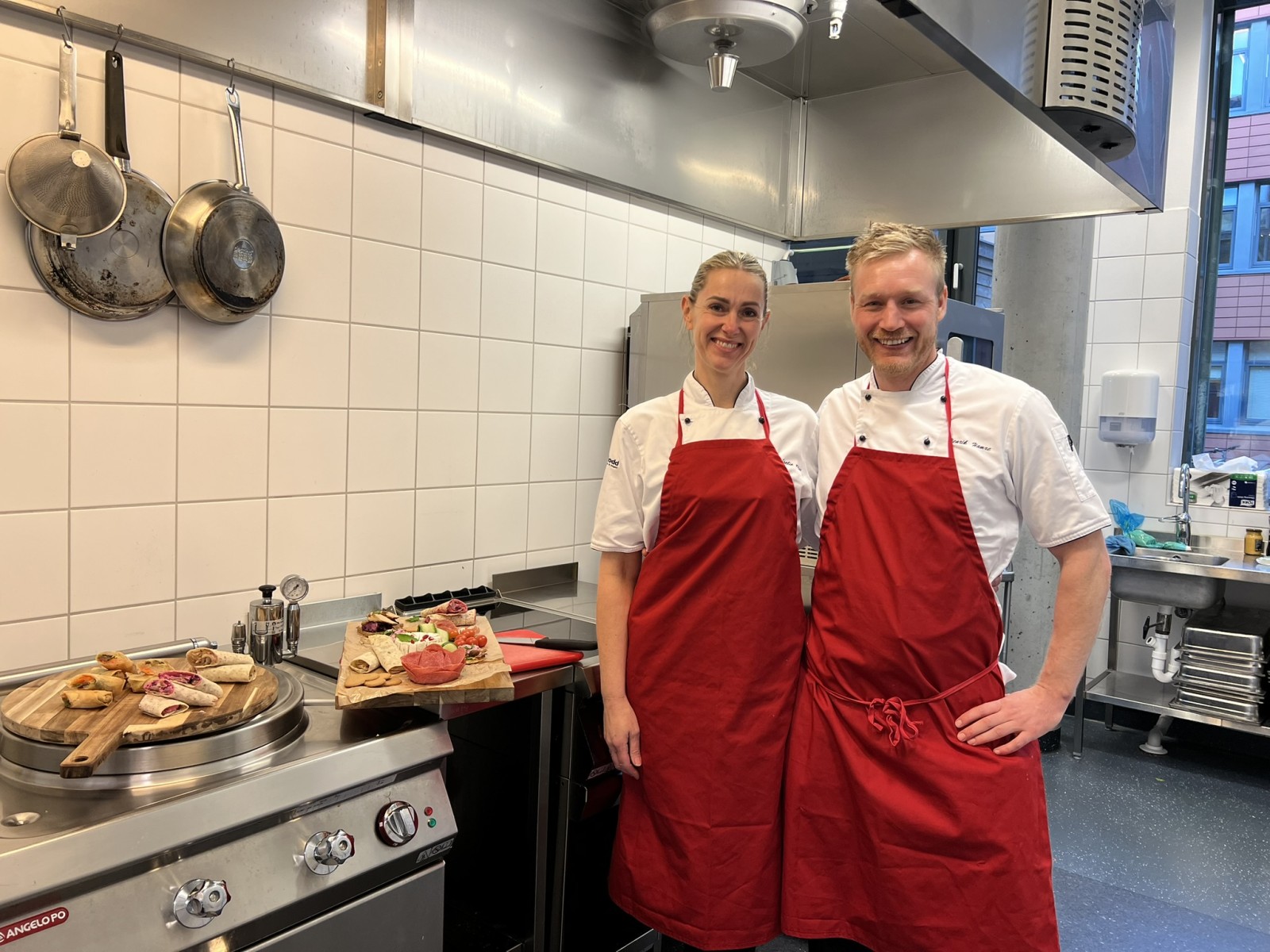 Henrik og Iselin på kjøkkenet fremfor ovn