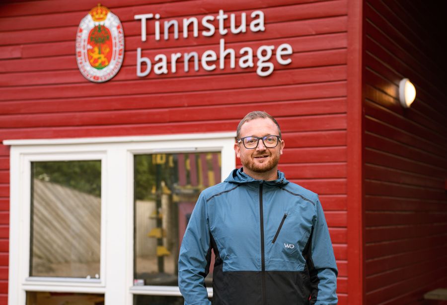 Portrett Preben Isaksen foran Tinnstua barnehage.