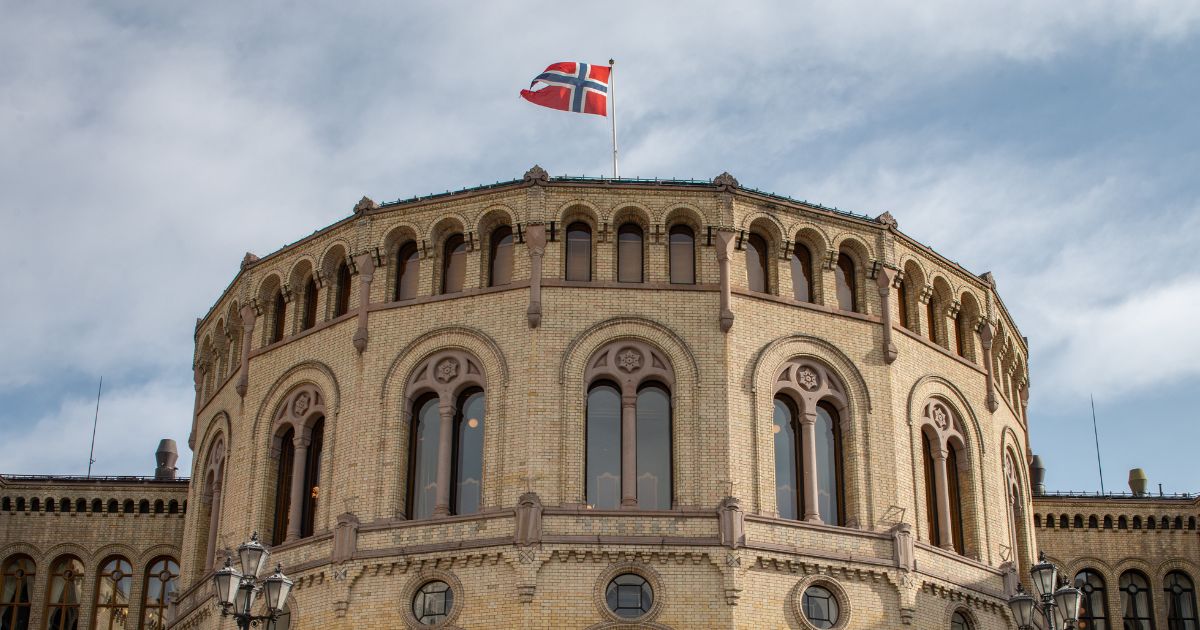 Stortinget med norsk flagg.