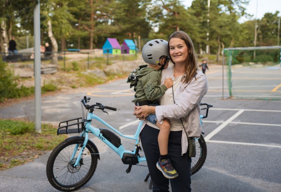 Mor og sønn foran el-sykkel.