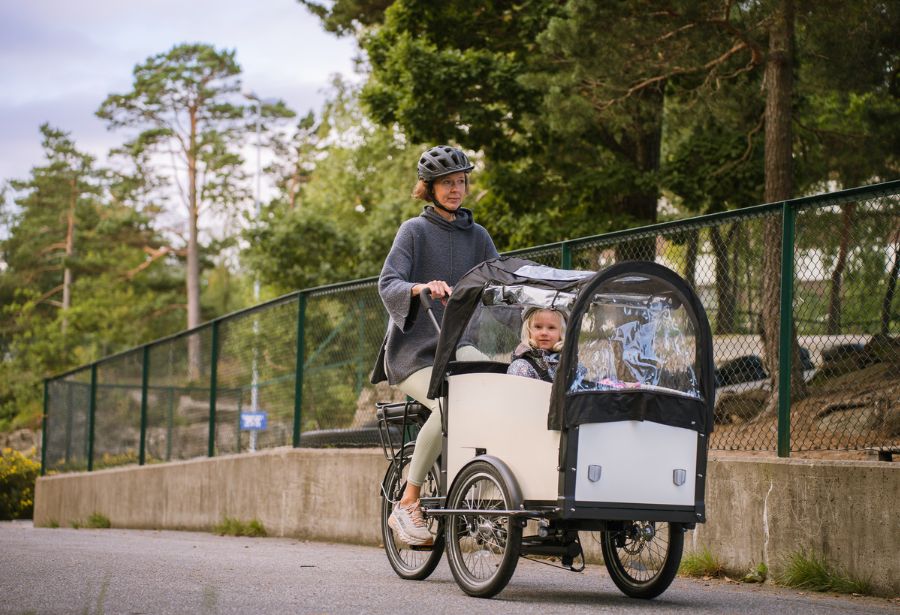 Mor med barn på el-lastesykkel.